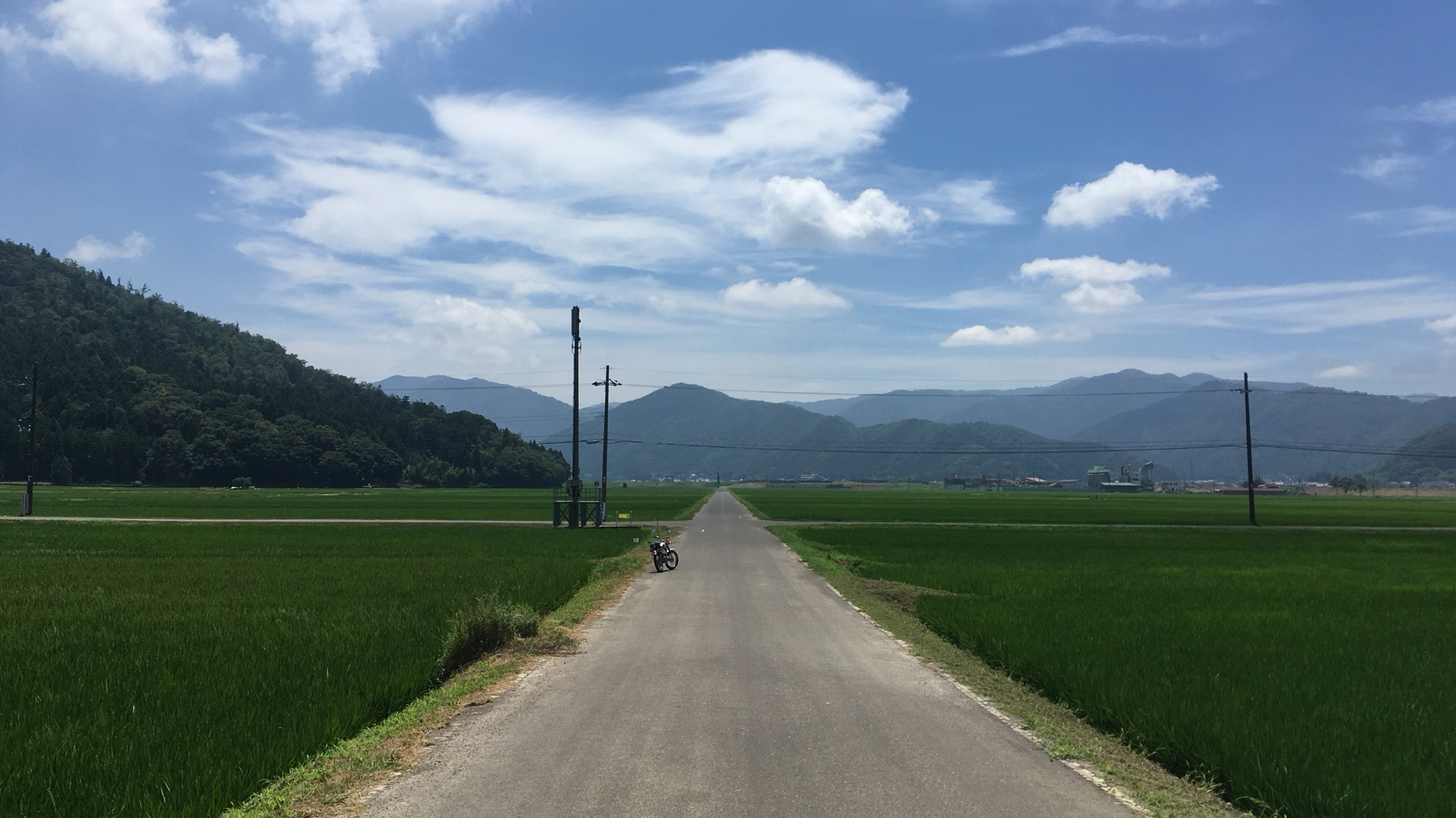 田園地帯をまっすぐ伸びる道
