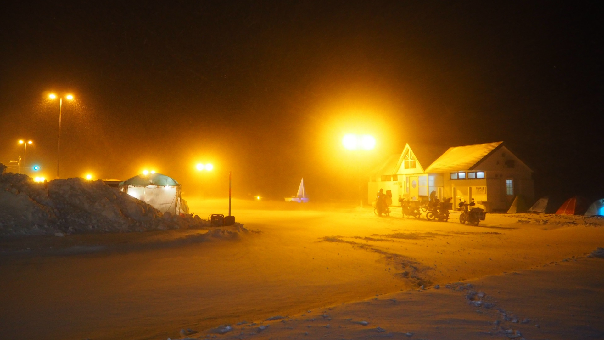雪の吹雪くキャンプ地の夜
