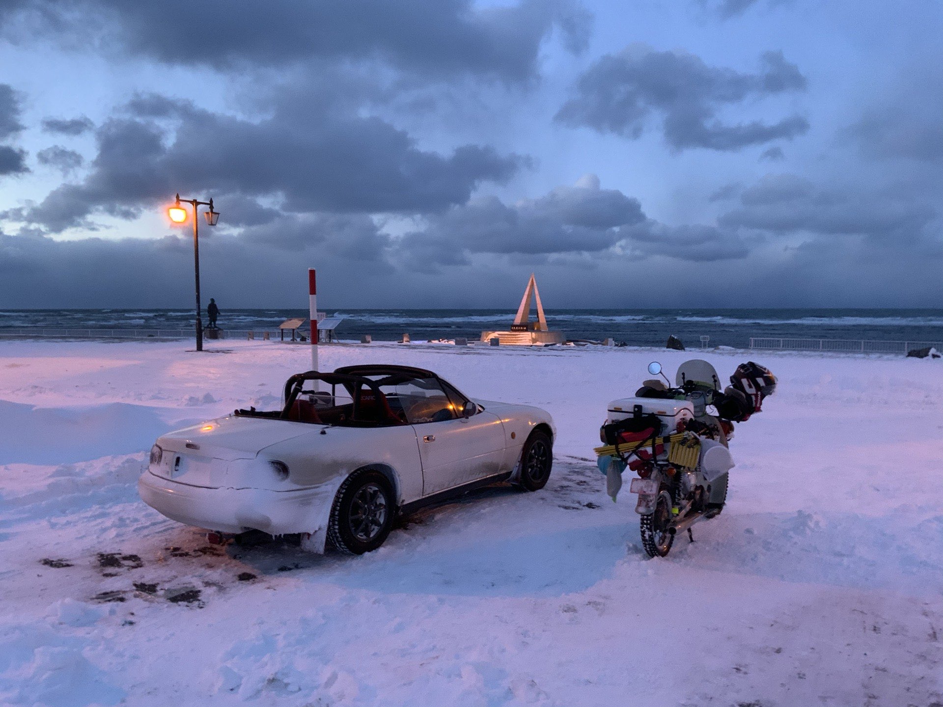 宗谷岬の雪原に並ぶ愛車たち