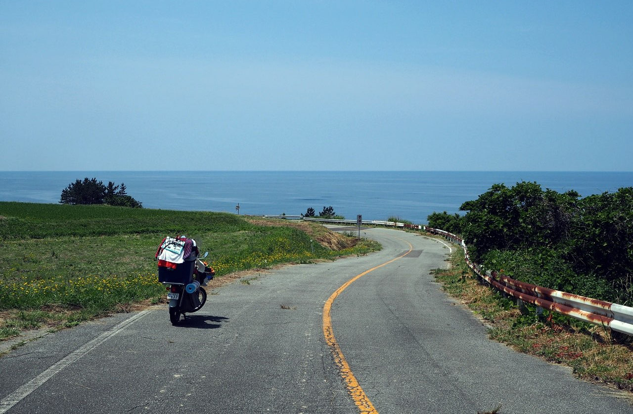 海沿いを行くカーブの道